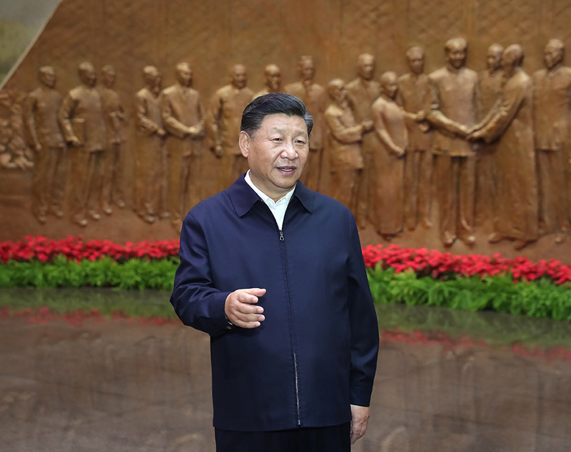9月12日，中共中央总书记、国度主席、中央军委主席习近平视察中共中央北京香山革命留想地。这是习近平在香山革命留想馆参观《为新中国奠基》主题展览，并颁发沉要讲话。